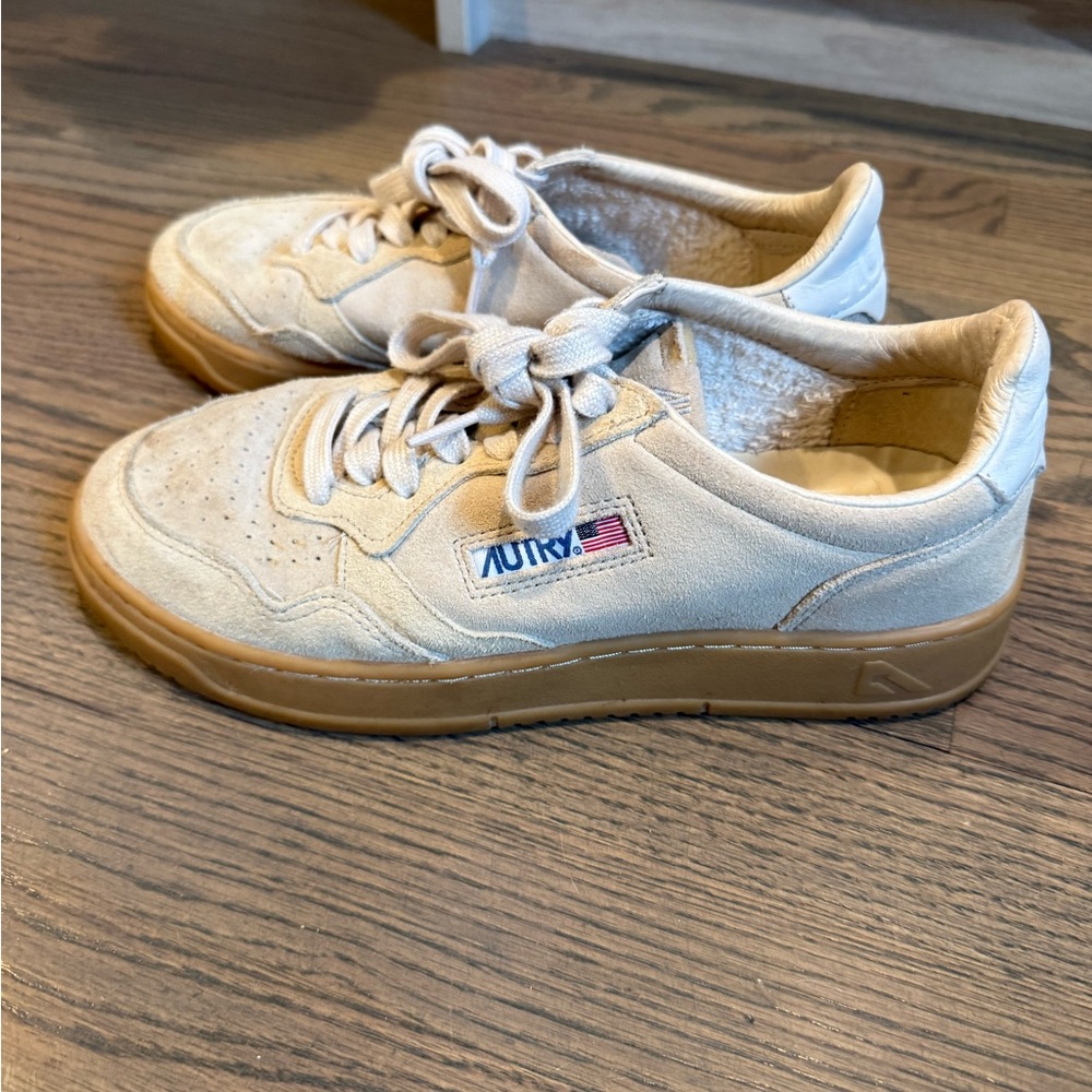 Autry Women’s Low-Top Suede Sneakers in Beige with Gum Sole size 39